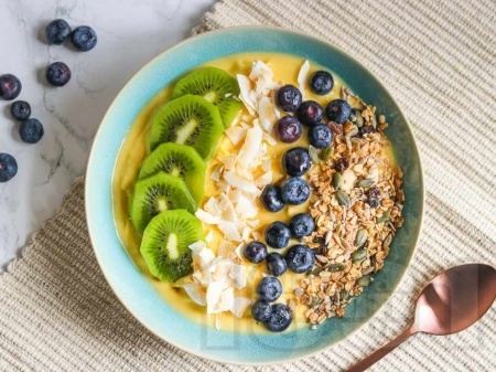 Вегетарианска закуска смути с банан, манго, боровинки, киви, кокосов чипс и гранола - снимка на рецептата